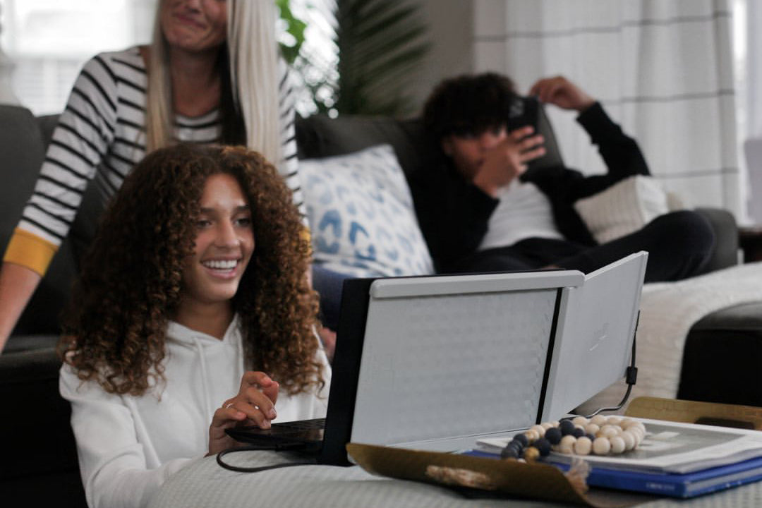 Portable Monitors for Group Projects Collaboration Made Easy