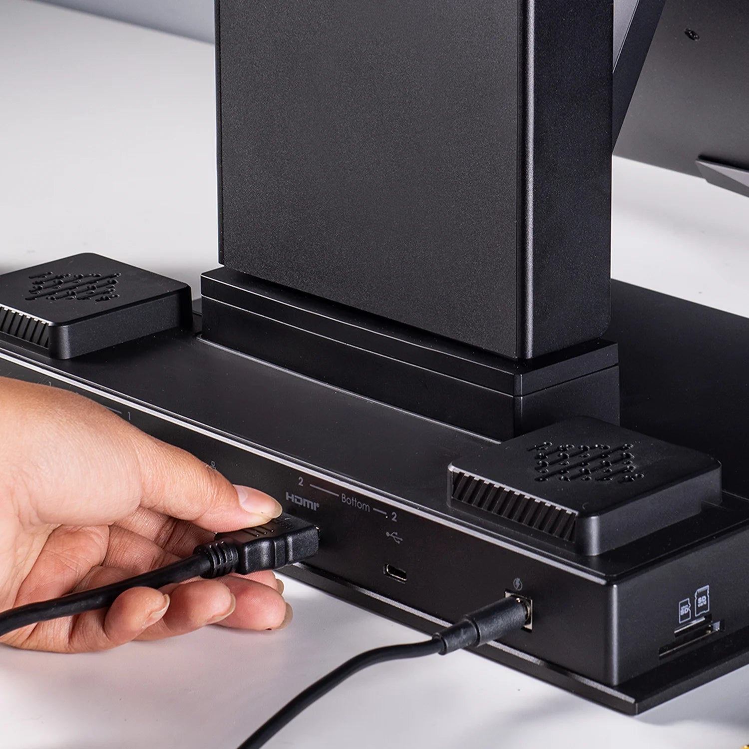 Geminos built in 10-in-1 docking station