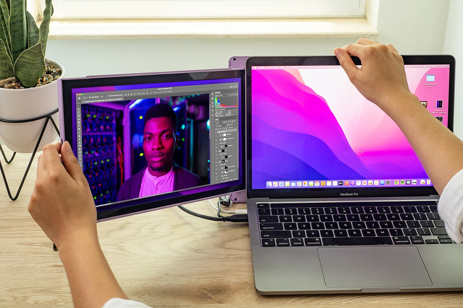 Duex Lite portable external monitor is easy connect to laptop