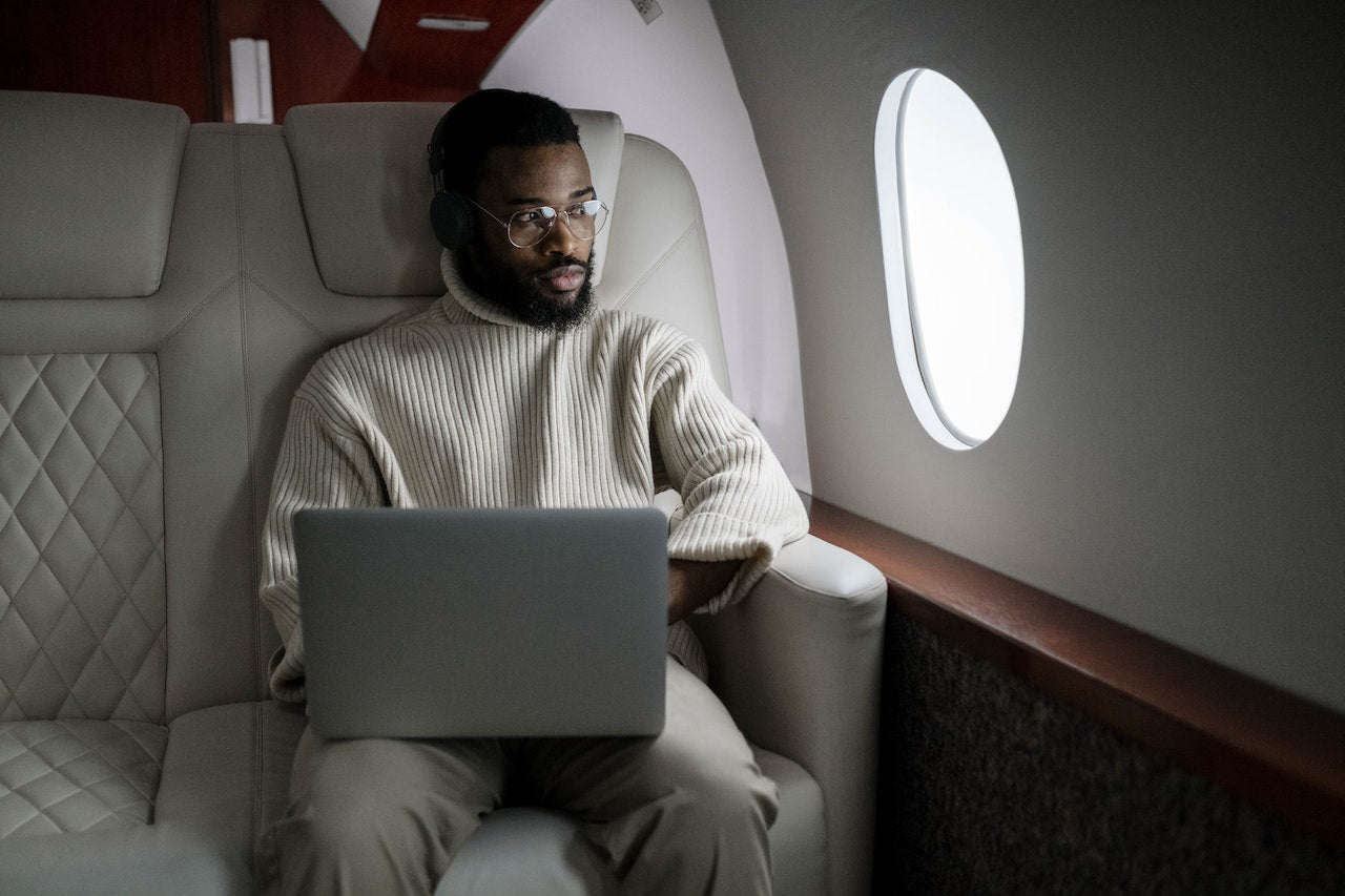 Flight Productivity: 4 Tips for Successfully Working on a Plane